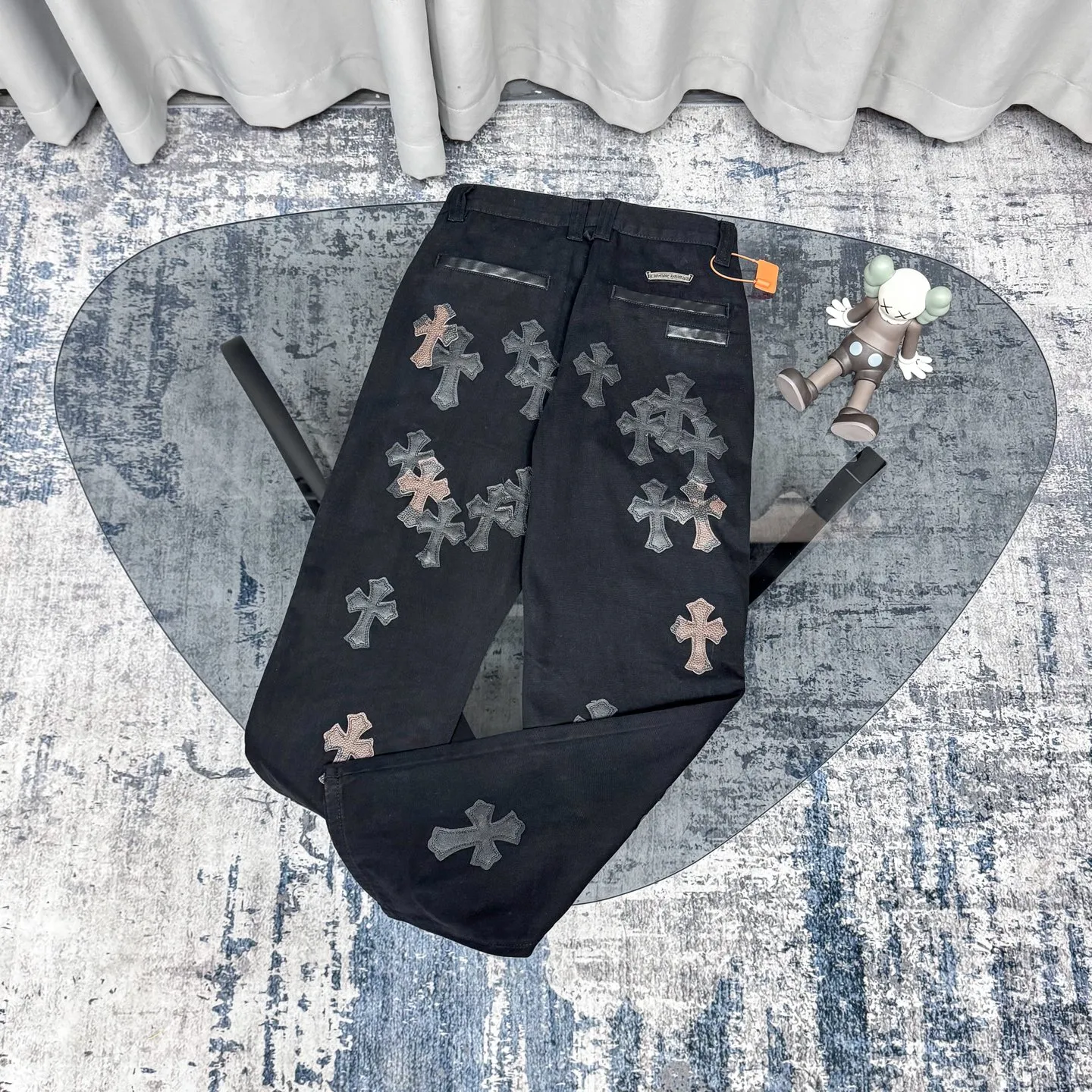 P270 Chrome Hearts CH casual black trousers cross-patched leather jeans. Original purchased and patterned to truly restore the ultimate texture of Vintage. Special Italian cowhide print and then cut. Customized sheepskin three-layer thick line leather. The whole is spliced in heavy water washing process. Craftsmen hand-splash ink. You can see the details. Three-dimensional cutting version. Loose and comfortable. Not flattering on the figure. Shows height and slimness. Factory Seiko. Original quality control. Same style for men and women. Can be matched with couples. Versatile recommendation. The must-have jeans for all seasons Color: black Size: 28/30/32/34 Waist: 73/78/83/88 Pants length: 102/104/106/108